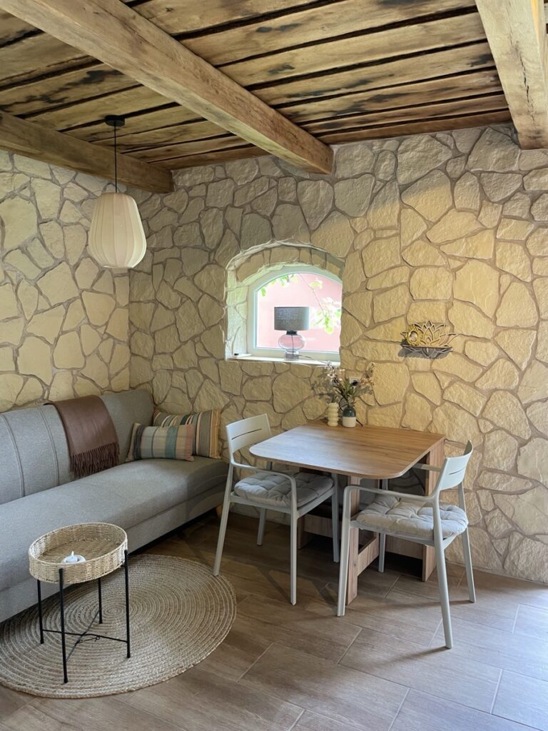 The Water House apartment, sleeps six, facing the lake